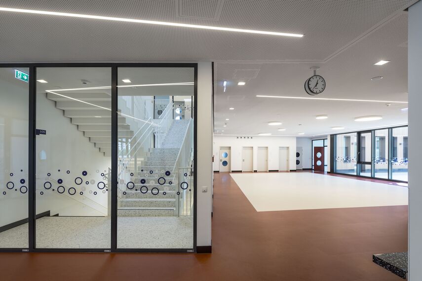 thermfix vario Fassaden, fuego light Fenster, presto 50 Türen and unico Türen - Olly-Schwarz-Schule in Wien located in Wien, Österreich