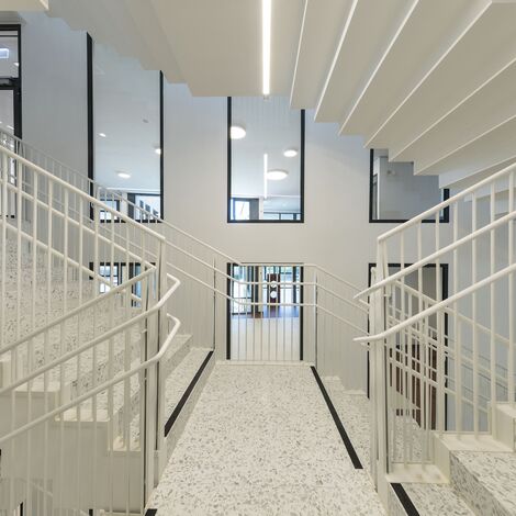 thermfix vario Fassaden, fuego light Fenster, presto 50 Türen and unico Türen - Olly-Schwarz-Schule in Wien located in Wien, Österreich